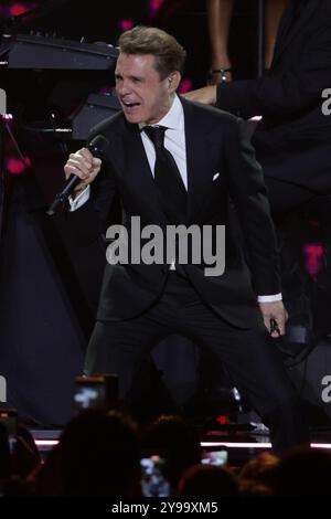 Mexico, Mexique. 08 octobre 2024. Le chanteur Luis Miguel se produit sur scène lors du Luis Miguel 2024 Tour à l'Arena CDMX à Mexico, Mexique, le 8 octobre 2024. (Photo par Ismael Rosas / Eyepix Group / NurPhoto) crédit : NurPhoto SRL / Alamy Live News Banque D'Images