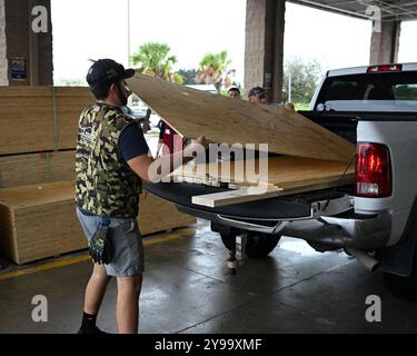 Melbourne, États-Unis. 09 octobre 2024. Un employé de Lowe's charge du contreplaqué dans un camion pour un individu local qui effectue les derniers préparatifs alors que l'ouragan Milton approche du centre de la Floride à Melbourne, en Floride, le mercredi 9 octobre 2024. Photo de Joe Marino/UPI crédit : UPI/Alamy Live News Banque D'Images