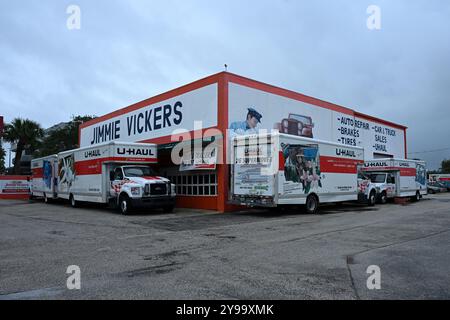 Melbourne, États-Unis. 09 octobre 2024. Des véhicules U-Haul sont placés autour du périmètre du magasin alors que l’ouragan Milton approche de la péninsule à Cocoa Beach, en Floride, le mercredi 9 octobre 2024. Photo de Joe Marino/UPI crédit : UPI/Alamy Live News Banque D'Images