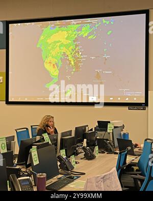 Melbourne, États-Unis. 09 octobre 2024. Un responsable des communications au centre des opérations d'urgence du comté de Brevard parle au téléphone tandis qu'une vidéo montre l'ouragan Milton approchant de la péninsule de Melbourne, en Floride, le mercredi 9 octobre 2024. Photo de Joe Marino/UPI crédit : UPI/Alamy Live News Banque D'Images