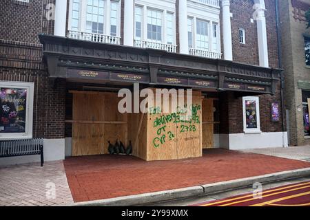 Melbourne, États-Unis. 09 octobre 2024. Le Historic Cocoa Village Playhouse est fermé et arboré pour se protéger contre les effets de l’ouragan Milton à l’approche de la péninsule de Cocoa, en Floride, le mercredi 9 octobre 2024. Photo de Joe Marino/UPI crédit : UPI/Alamy Live News Banque D'Images