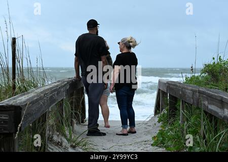 Melbourne, États-Unis. 09 octobre 2024. Un petit groupe de citoyens locaux visitent Cocoa Beach pour voir l’océan alors que l’ouragan Milton approche de la péninsule à Cocoa Beach, en Floride, le mercredi 9 octobre 2024. Photo de Joe Marino/UPI crédit : UPI/Alamy Live News Banque D'Images