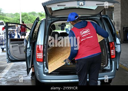 Melbourne, États-Unis. 09 octobre 2024. Un employé de Lowe's charge un SUV de contreplaqué alors que l'ouragan Milton approche de la péninsule de Melbourne, en Floride, le mercredi 9 octobre 2024. Photo de Joe Marino/UPI crédit : UPI/Alamy Live News Banque D'Images