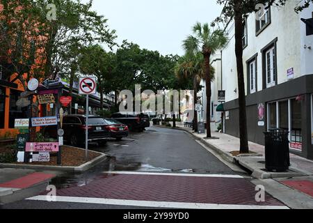 Melbourne, États-Unis. 09 octobre 2024. Les rues de Cocoa Village restent pratiquement vides alors que l’ouragan Milton approche de la péninsule de Cocoa, en Floride, le mercredi 9 octobre 2024. Photo de Joe Marino/UPI crédit : UPI/Alamy Live News Banque D'Images