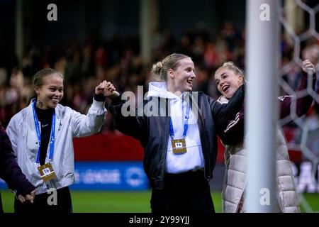 Ana Maria Guzman (FC Bayern Muenchen, #15), Franziska Kett (FC Bayern Muenchen, #20), Giulia Gwinn (FC Bayern Muenchen, #07) jubeln ueber den SIEG und bedanken sich BEI den fans, GER, FC Bayern Muenchen vs Arsenal WFC, Fussball UEFA Women’s Champions League, Gruppe C, 1. Spieltag, saison 2024/2025, 09.10.2024 Foto : Eibner-Pressefoto/Michael Memmler Banque D'Images