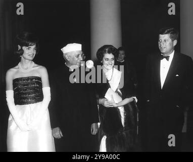 Jacqueline Kennedy, la première dame des États-Unis, Jawaharlal Nehru, Indira Gandhi, et John F. Kennedy, le président des États-Unis, participant à un dîner en l'honneur du premier ministre Nehru North Portico, à la Maison Blanche, Washington, D.C. Abbie Rowe, photographies de la Maison Blanche, 7 novembre 1961 Banque D'Images