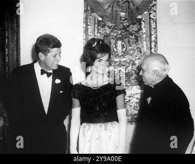 Le président américain John F. Kennedy, la première dame des États-Unis Jacqueline Kennedy, et le premier ministre de l'Inde Jawaharlal Nehru lors d'un dîner donné par le premier ministre Nehru en l'honneur du président Kennedy, ambassade de l'Inde, Washington, D.C. Abbie Rowe, photographies de la Maison Blanche, 9 novembre 1961 Banque D'Images