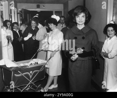 La première dame des États-Unis Jacqueline Kennedy visitant l’hôpital pour enfants, Washington D.C. (États-Unis), Abbie Rowe, photographies de la Maison Blanche, 12 décembre 1961 Banque D'Images