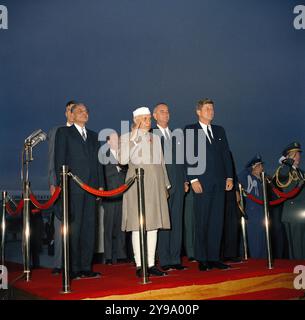 L'ambassadeur des États-Unis en Inde John Galbraith (partiellement caché), l'ambassadeur de l'Inde aux États-Unis B.K. Nehru, le chef du protocole du département d'État Angier Biddle Duke, le premier ministre indien Jawaharlal Nehru, le vice-président américain Lyndon B. Johnson et le président américain John F. Kennedy, sur le podium lors des cérémonies d'arrivée du premier ministre Nehru, Andrews Air Force base, Maryland, États-Unis, Robert Knudsen, 6 novembre 1961 Banque D'Images