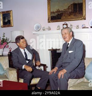 Le président américain John F. Kennedy rencontre avec le premier ministre britannique Harold Macmillan à l'intérieur de Government House, Hamilton, Bermudes, Robert Knudsen, photographies de la Maison Blanche, 22 décembre 1961 Banque D'Images