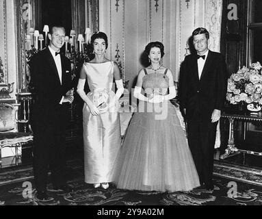 Prince Phillip, la première dame des États-Unis Jacqueline Kennedy, la reine Elizabeth II, et le président des États-Unis John F. Kennedy, portrait en pied, Palais de Buckingham, Londres, Angleterre, UK, John F. Kennedy Presidential Library and Museum, 5 juin 1961 Banque D'Images