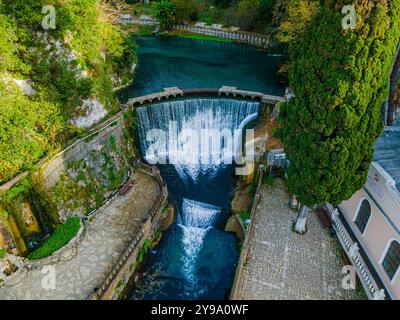 Chute d'eau du barrage à New Athos, en Abkhazie Banque D'Images