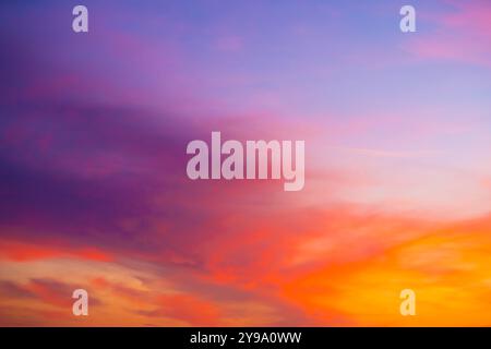 Magnifique ciel au coucher du soleil avec des nuages colorés étonnants contre bleu profond Banque D'Images
