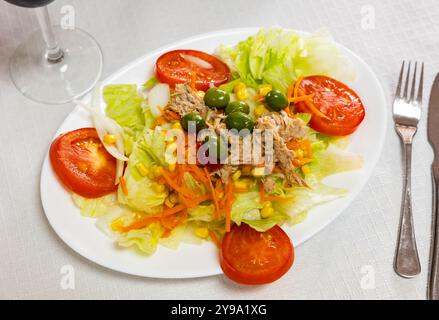 Salade de légumes de laitue, tomates, olives et thon en conserve Banque D'Images