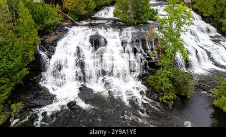 Photographie aérienne de Bond Falls, Bond Falls State Park, près de Paulding, Michigan, États-Unis, par temps couvert. Banque D'Images