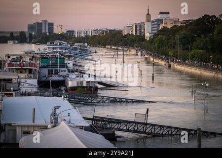 L'inondation du Danube enterre les jetées de navires et les panneaux de signalisation sous l'eau dans le district XIII, Carl Lutz rakpart, Budapest, tourné depuis le pont Margaret Banque D'Images