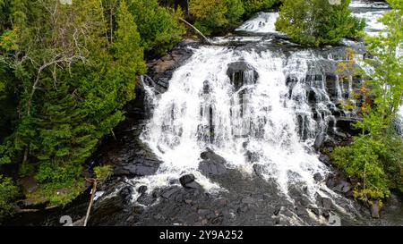 Photographie aérienne de Bond Falls, Bond Falls State Park, près de Paulding, Michigan, États-Unis, par temps couvert. Banque D'Images