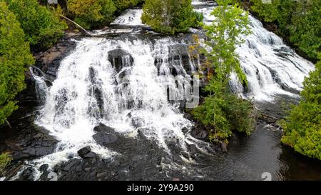 Photographie aérienne de Bond Falls, Bond Falls State Park, près de Paulding, Michigan, États-Unis, par temps couvert. Banque D'Images