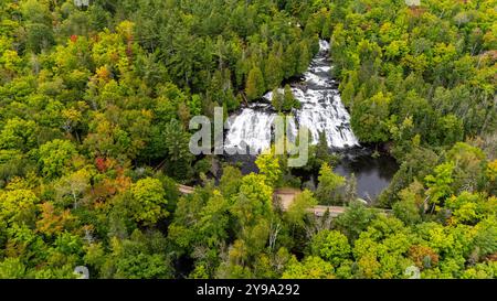 Photographie aérienne de Bond Falls, Bond Falls State Park, près de Paulding, Michigan, États-Unis, par temps couvert. Banque D'Images