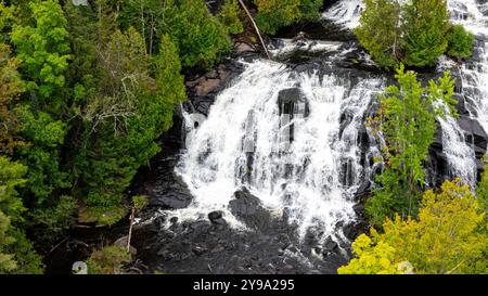 Photographie aérienne de Bond Falls, Bond Falls State Park, près de Paulding, Michigan, États-Unis, par temps couvert. Banque D'Images