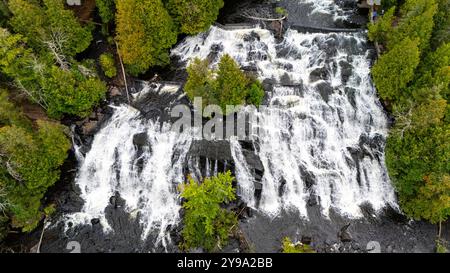 Photographie aérienne de Bond Falls, Bond Falls State Park, près de Paulding, Michigan, États-Unis, par temps couvert. Banque D'Images