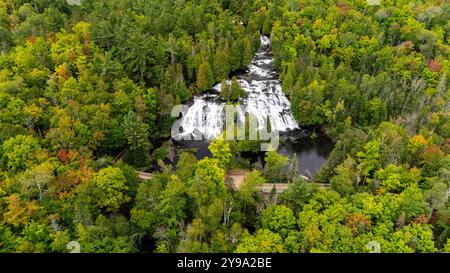 Photographie aérienne de Bond Falls, Bond Falls State Park, près de Paulding, Michigan, États-Unis, par temps couvert. Banque D'Images