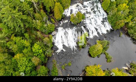 Photographie aérienne de Bond Falls, Bond Falls State Park, près de Paulding, Michigan, États-Unis, par temps couvert. Banque D'Images