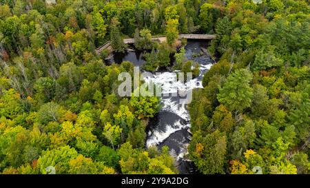 Photographie aérienne de Bond Falls, Bond Falls State Park, près de Paulding, Michigan, États-Unis, par temps couvert. Banque D'Images