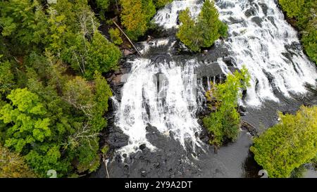 Photographie aérienne de Bond Falls, Bond Falls State Park, près de Paulding, Michigan, États-Unis, par temps couvert. Banque D'Images