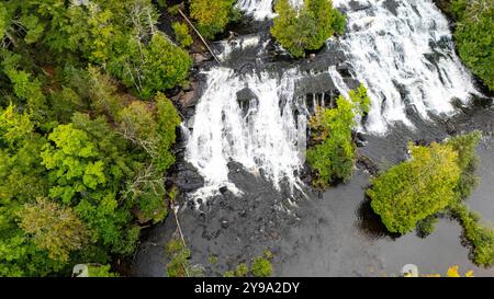 Photographie aérienne de Bond Falls, Bond Falls State Park, près de Paulding, Michigan, États-Unis, par temps couvert. Banque D'Images