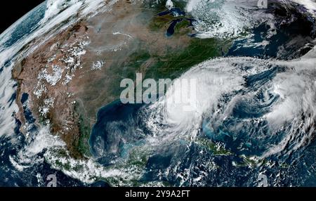 Golfe du Mexique, États-Unis. 09 octobre 2024. Vue de jour de l'ouragan Milton, rétrogradé en ouragan de catégorie 3 avec des vents de 125 mph, mais pousse une onde de tempête massive vers la côte ouest de la Floride, montrée sur le satellite GOES-East à 20h46 GMT, le 9 octobre 2024 près de Sarasota, Floride. Crédit : CIRA/NOAA/NOAA/Alamy Live News Banque D'Images