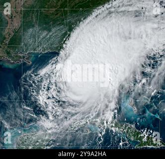 Golfe du Mexique, États-Unis. 09 octobre 2024. Vue de jour de l'ouragan Milton, rétrogradé en ouragan de catégorie 3 avec des vents de 125 mph, mais pousse une onde de tempête massive vers la côte ouest de la Floride, montrée sur le satellite GOES-East à 20h30 GMT, le 9 octobre 2024 près de Sarasota, Floride. Crédit : CIRA/NOAA/NOAA/Alamy Live News Banque D'Images