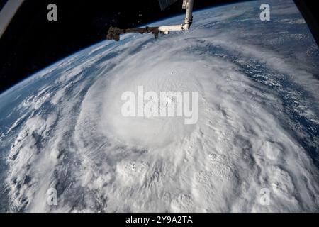 Golfe du Mexique, États-Unis. 07 octobre 2024. La caméra externe à bord de la Station spatiale internationale a capturé l'œil de l'ouragan Milton, actuellement un ouragan catastrophique de catégorie 4 au moment de la capture, alors qu'il se déplace à travers le golfe du Mexique en direction de la Floride, le 7 octobre 2024 au large de la péninsule du Yucatan, au Mexique. Crédit : NASA/NASA photo/Alamy Live News Banque D'Images