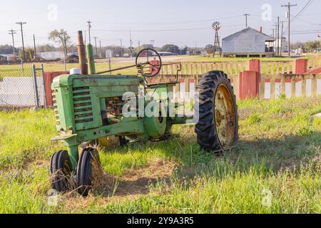 Yoakum, Texas, États-Unis. Un vieux tracteur vert dans le Texas rural. Banque D'Images