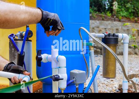 Assemblage du service de raccordement du puits d'eau au système d'eau de maison par plombier Banque D'Images