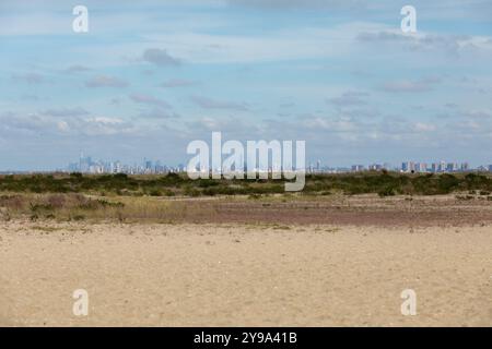 New York City est vu de l'autre côté de l'eau depuis Sandy Hook, New Jersey Banque D'Images