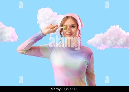 Jeune femme avec sucette et nuages blancs sur fond bleu Banque D'Images