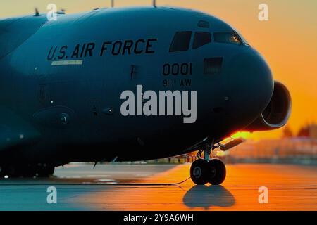 Le soleil se lève derrière un C-17 Globemaster III affecté à la 911e escadre de transport aérien, à la station de réserve aérienne de l'aéroport international de Pittsburgh, le 8 octobre 2024. Pittsburgh IAP ARS soutient les missions de transport aérien depuis la IIe Guerre mondiale bien qu'il ait évolué au fil des ans, sa mission de fournir une mobilité aérienne rapide reste un élément essentiel de la défense nationale. (Photo de l'US Air Force par le Sgt. Maître Jeffrey Grossi) Banque D'Images