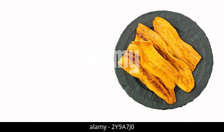 Fines tranches de plantain mûr sur l'assiette - Musa x paradisiaca Banque D'Images