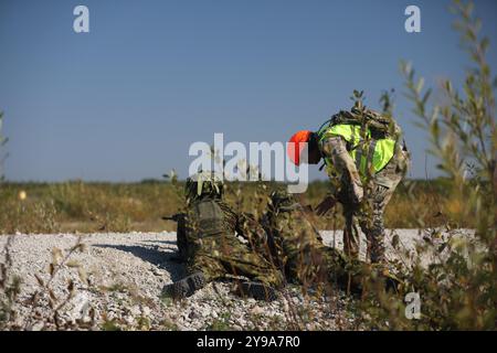 Marvin So, soldat de la Garde nationale de l'armée du Maryland, un infanterie du 1-175th Infantry Regiment, s'entretient avec des membres de la Ligue de défense estonienne lors de l'exercice USSISONAD24 le 7 septembre 2024 au champ de tir réel de Sirgala à Sirgala, Estonie. L’exercice conjoint, USSISONAD24, a été planifié et exécuté dans le cadre du Programme de partenariat avec les États de la Garde nationale et soutient directement la mission du Commandement européen des États-Unis, aidant à prévenir les conflits, à maintenir la paix et la stabilité, et fournissant une profondeur stratégique grâce à des opérations militaires, des exercices et une coopération en matière de sécurité avec les alliés et partenaires de l’OTAN. Le Banque D'Images