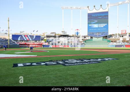 Kansas City, Missouri, États-Unis. 9 octobre 2024. Une vue générale du terrain avant le troisième match de la série de division de la Ligue américaine entre les Royals de Kansas City et les Yankees de New York au stade Kauffman à Kansas City, Missouri. David Smith/CSM/Alamy Live News Banque D'Images