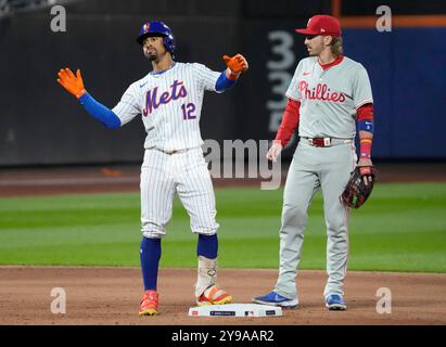 New York, États-Unis. 09 octobre 2024. Les mets de New York Francisco Lindor se classe deuxième derrière le deuxième joueur de base des Phillies de Philadelphie Bryson Stott après avoir décroché un doublé en cinquième manche du quatrième match des NLDS de la MLB au Citi Field à New York le mercredi 9 octobre 2024. Photo de Ray Stubblebine/UPI crédit : UPI/Alamy Live News Banque D'Images