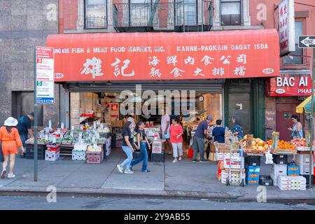 Marché chinois aux poissons et fruits et légumes le long de canal Street dans le quartier Chinatown de Lower Manhattan, New York. Banque D'Images