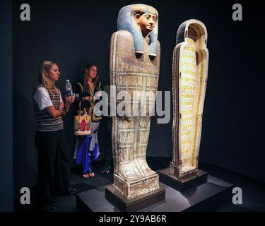 Londres, Royaume-Uni. 09 octobre 2024. Les visiteurs regardent la princesse oubliée, le sarcophage intérieur de la princesse Sopdet-em-haawt', fin 25e-début 26e dynastie Egypte à David Aaron. Journée de prévisualisation de Frieze Masters. Frieze Masters donne un regard unique sur la relation entre l’art historique et la pratique contemporaine, montrant des œuvres réalisées avant l’an 2000 tandis que Frieze London présente des œuvres créées principalement après 2000. Crédit : Imageplotter/Alamy Live News Banque D'Images