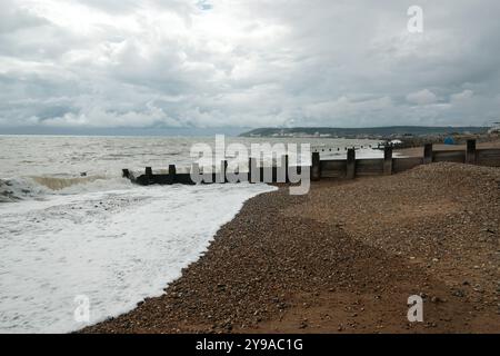 Eastbourne, Royaume-Uni, 8 septembre 2024 - la plage et Groymes avec des vagues Banque D'Images