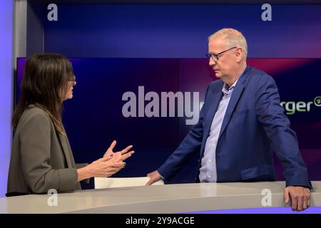 GER, Berlin, Studio, zu Gast BEI - maischberger, Polittalk, TV, format, mit Moderatorin - Sandra Maischberger, Das Erste, aus Adlershof - Am Studio 20, im Bild v.l. : Iris Sayram im gespraech mit Guenther Jauch, 09.10.2024, *** GER, Berlin, Studio, invité à maischberger, Polittalk, TV, format, avec la présentatrice Sandra Maischberger, Das Erste, de Adlershof au Studio 20, dans l'image de gauche Iris Sayram en conversation avec Guenther Jauch, 09 10 2024, Copyright : HMBxMedia/UwexKoch Banque D'Images