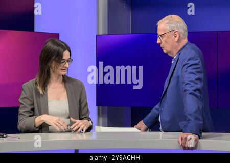 GER, Berlin, Studio, zu Gast BEI - maischberger, Polittalk, TV, format, mit Moderatorin - Sandra Maischberger, Das Erste, aus Adlershof - Am Studio 20, im Bild v.l. : Iris Sayram im gespraech mit Guenther Jauch, 09.10.2024, *** GER, Berlin, Studio, invité à maischberger, Polittalk, TV, format, avec la présentatrice Sandra Maischberger, Das Erste, de Adlershof au Studio 20, dans l'image de gauche Iris Sayram en conversation avec Guenther Jauch, 09 10 2024, Copyright : HMBxMedia/UwexKoch Banque D'Images