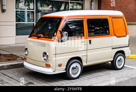 Seattle, WA, USA -22 juillet 2024 : 1995 Subaru Sambar VW Van Japonais. Voiture jouet. Vue de l'angle avant. Banque D'Images