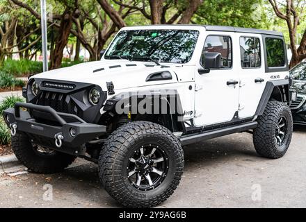 Miami Beach, Floride États-Unis - 10 juin 2024 : 2018 Jeep Wrangler Unlimited Sahara 4x4 awd Whiteat Ocean Drive miami Beach. Jeep est une marque populaire de suv Banque D'Images