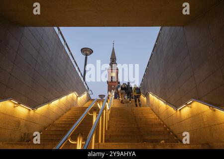 Escalier éclairé, station de métro, Hôtel de ville dans le style romantique national par Martin Nyrop, place de l'Hôtel de ville ou Radhuspladsen, Copenhague, Denmar Banque D'Images